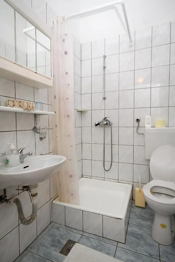 Rooms With A Swimming Pool Preko, Ugljan - 8180 프레코