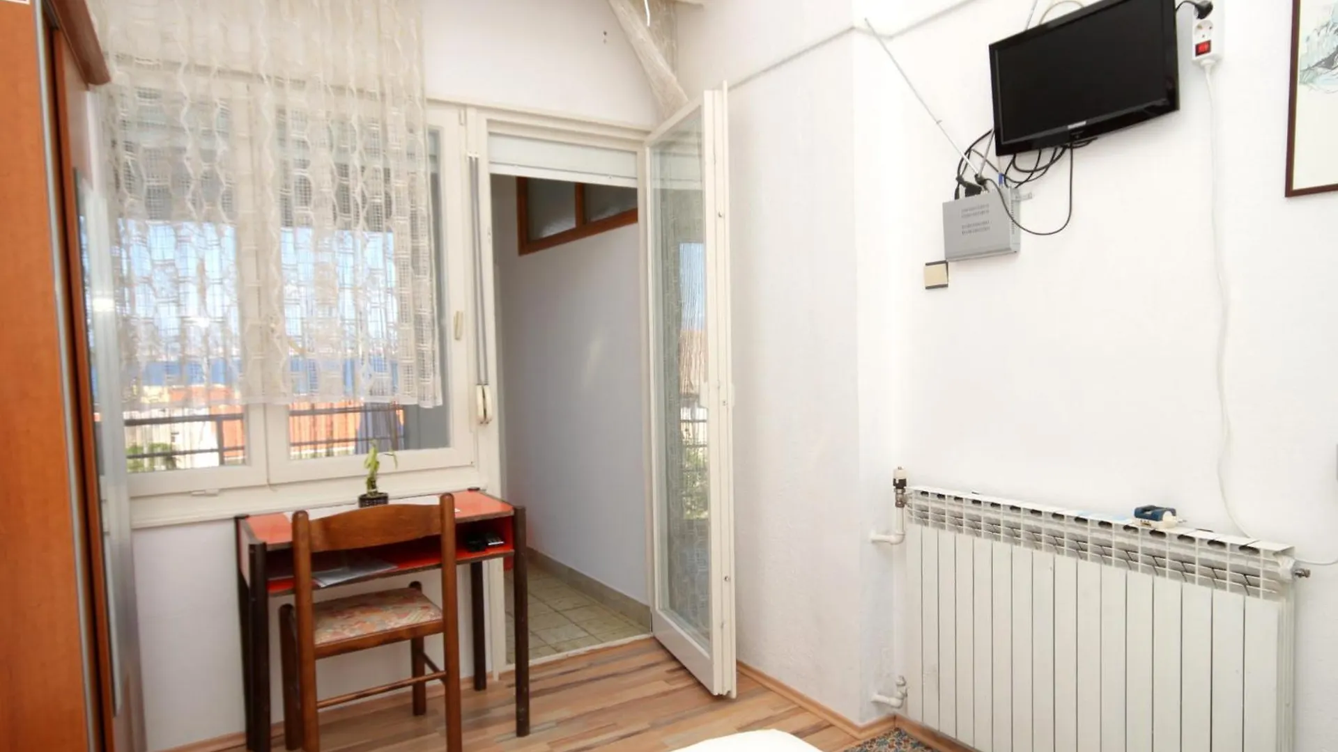 Rooms With A Swimming Pool Preko, Ugljan - 8180 3*, 프레코